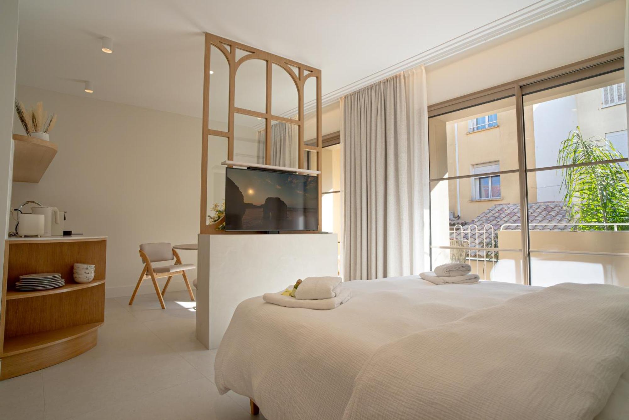 Studios Raffines Avec Terrasses - Plages, Ville Et Gare A Pied - Maison Raphael Saint-Raphaël Esterno foto